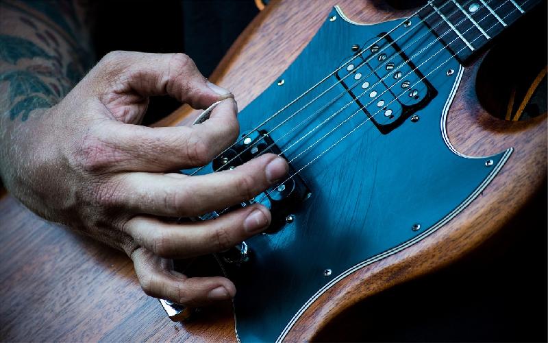 200 Greatest Guitar Players: Masters of Technique and Musicality