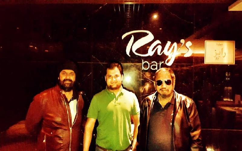 A Freak-out in Abu Dhabi at Ray's Bar in Hotel Shangrila