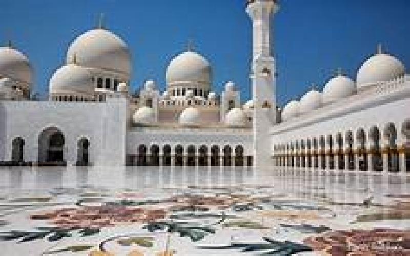 Visiting the Sheikh Zayed Mosque at Abu Dhabi