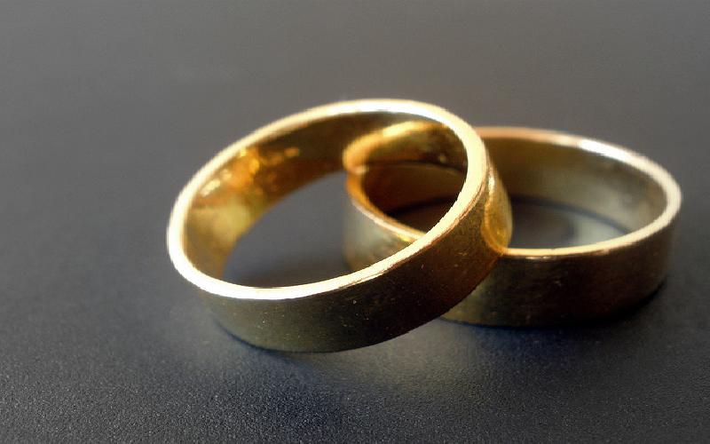 Do Male Wedding Rings Attract Women?
