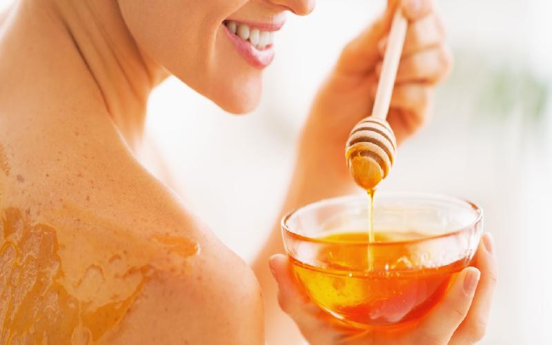 Benefits of Applying Honey on Face Everyday